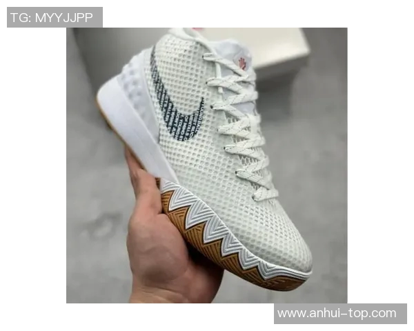 欧文新鞋发布会引发争议踩踏耐克Logo彰显艺术无界限 欧文新鞋发布会引发争议踩踏耐克Logo彰显艺术无界限