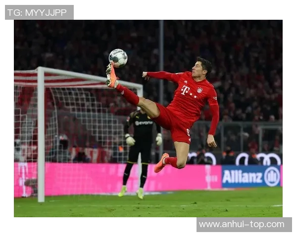 莱万在欧冠赛场火力全开10场12球领跑射手榜争金靴在望