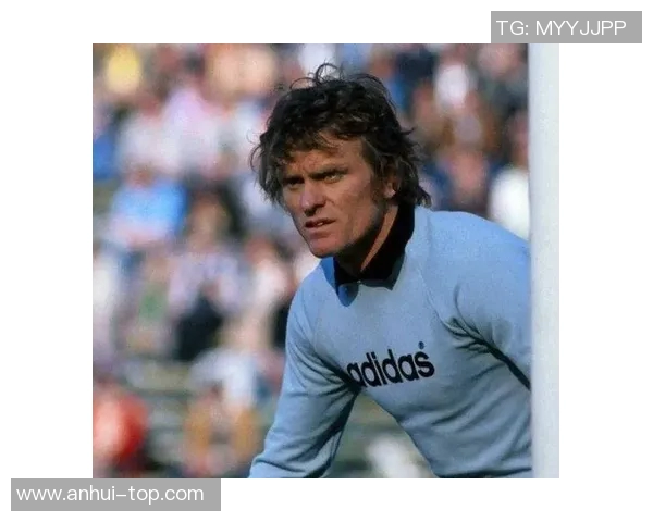 诺伊尔：从守门员到传奇，足球场上的不屈精神与荣耀之路